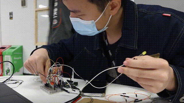 8GIF1-00_00_00-00_00_30